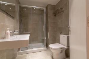 Et badeværelse på Luxury Seaside Apartments + 34 billeder