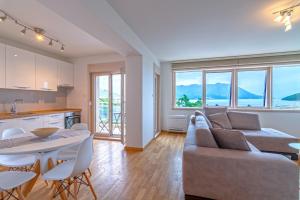 Køkken eller tekøkken på Luxury Seaside Apartments