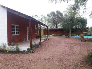 Un jardín fuera de Hotel de Campo El Rebenque