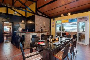 comedor con mesa y bar en Villa Peralta en Alhaurín de la Torre