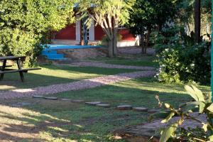 Un jardín fuera de Hotel de Campo El Rebenque