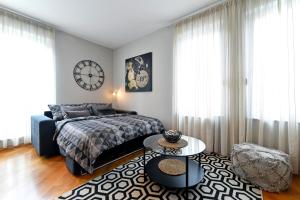 Postel nebo postele na pokoji v ubytování Old Clock apartment