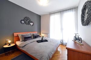 Postel nebo postele na pokoji v ubytování Old Clock apartment