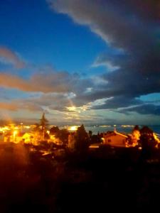 een uitzicht op een stad 's nachts met de hemel bij Holiday home - Healthy house Opatija in Opatija