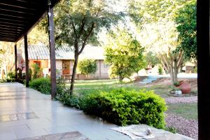 Un jardín fuera de Hotel de Campo El Rebenque