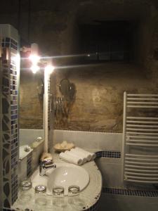 y baño con lavabo y toallas. en Gite la Tour, en Pépieux