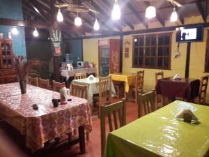 Un restaurant u otro lugar para comer en Hotel de Campo El Rebenque