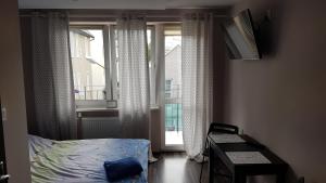 1 dormitorio con cama y ventana en StudioSpanie Sopot beach rooms, en Sopot