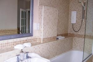 Ett badrum på Caddon View Country Guest House