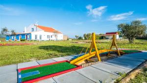 um playground com escorregador no quintal em Monte da Corça Nova em Vila Nova de Milfontes