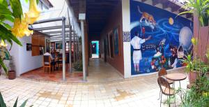 un restaurante con un mural en el lateral de un edificio en Axkan Arte Hotel en San Cristóbal de Las Casas