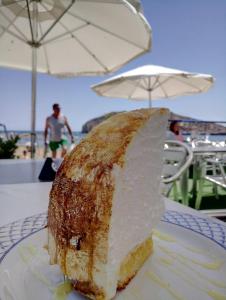 a piece of cake sitting on a plate on a table at Edificio La Isla in Puerto de Mazarrón