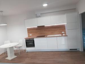 Kuchyňa alebo kuchynka v ubytovaní Centar Guest house + 11 fotografií