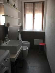 une salle de bain avec des toilettes blanches et un lavabo dans l'établissement Alguer 46, à Alghero 57 autres photos