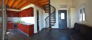 een keuken met rode kasten en een blauwe deur bij Casa Nostos in Vasiliki +28 foto's