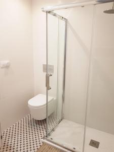 uma cabina de duche com WC na casa de banho em RODERIC - Apartamento junto al Mar em Oliva