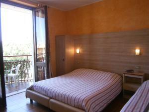 Postel nebo postele na pokoji v ubytování Hotel Chiara + 37 fotografií