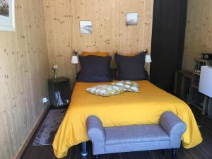 Un pat sau paturi într-o cameră la Maison De L'amitié