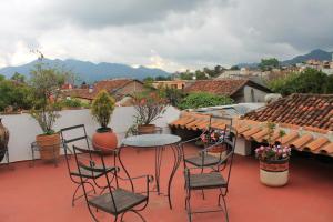 eine Terrasse mit einem Tisch und Stühlen auf dem Dach in der Unterkunft Hotel Jovel - Pago solo en efectivo in San Cristóbal de las Casas