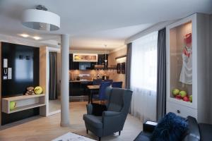 salon z krzesłami i jadalnią w obiekcie AGA Tenis Apartments by Radwańska w Krakowie