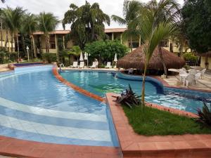 Solar Pipa Apartamentos في بيبا: مسبح في منتجع فيه منتجع