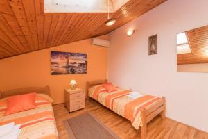 Giường trong phòng chung tại Apartment and Room Soul of Dalmatia