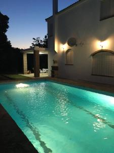 una piscina di fronte a una casa di Villa Fructus a Vejer de la Frontera