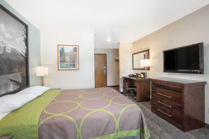 TV a/nebo společenská místnost v ubytování Gateway Inn & Suites Eugene-Springfield