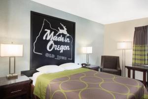 Postel nebo postele na pokoji v ubytování Gateway Inn & Suites Eugene-Springfield