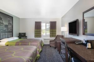 Postel nebo postele na pokoji v ubytování Gateway Inn & Suites Eugene-Springfield