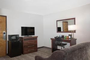 TV a/nebo společenská místnost v ubytování Gateway Inn & Suites Eugene-Springfield