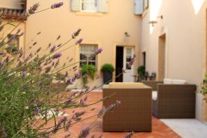 a view of a courtyard with purple flowers at Romeo e Giulietta Appartamenti in Parona di Valpolicella
