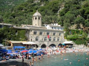 a group of people on a beach with a building at Villa Olivari - apt la Lavanda in Camogli