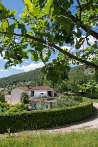 una casa con una collina sullo sfondo di Sun&Sea House a Matulji (Mattuglie)