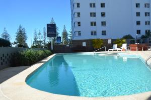 una gran piscina frente a un edificio en Pacific Resort Broadbeach, en Gold Coast