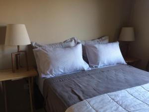 מיטה או מיטות בחדר ב-Deptos Punta Nevada