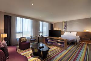 TV a/nebo společenská místnost v ubytování Novotel Nanchang Sunac