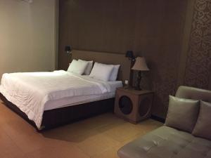 Tempat tidur dalam kamar di Narisha Guesthouse