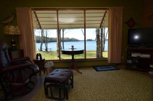 sala de estar con ventana grande con vistas al lago en Lakeside Bills Bay Cabin, en Namekagon 7 fotos más