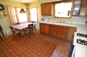 A kitchen or kitchenette at Lakeside Bills Bay Cabin