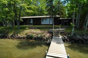 una casa en el agua con un muelle de madera en Ranch-Style Seidls Home, en Namekagon