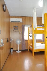 
A bunk bed or bunk beds in a room at Chottoco-ma

