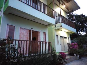 una casa con balcone e portico fiorito di Samed Thanee a Ko Samed