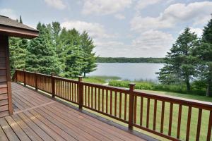una terraza de madera con vistas al lago en Peace Of Mind On Namakagon Condo, en Namekagon