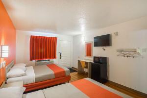 Katil atau katil-katil dalam bilik di Motel 6-Lawton, OK