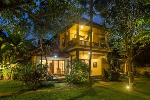 Aed väljaspool majutusasutust Manggis Sari Guesthouse