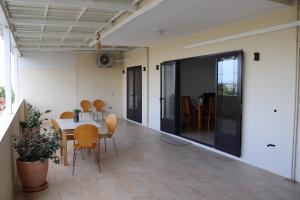 - une salle à manger avec une table et des chaises dans l'établissement Mahina Luxury 2 Bedroom Apartment with Pool, à Flic-en-Flac