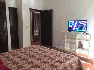 Televisyen dan/atau pusat hiburan di Hermoso departamento a una cuadra de la playa