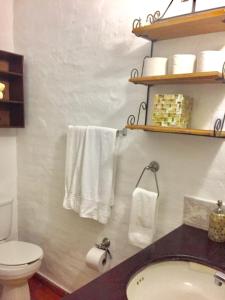 uma casa de banho com WC e toalhas na parede em Hermoso departamento a una cuadra de la playa em Puerto Vallarta
