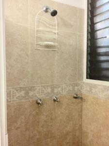 La salle de bains est pourvue d'une douche avec un pommeau de douche. dans l'établissement Hermoso departamento a una cuadra de la playa, à Puerto Vallarta